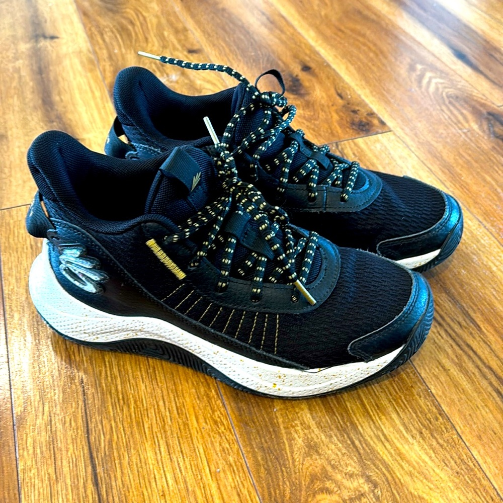 Boys under Armour Curry Basketball Shoes size 6.5